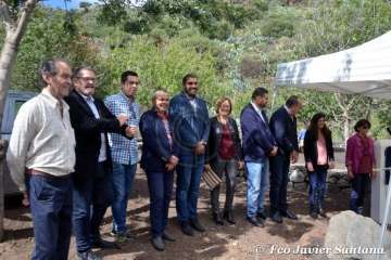 Emotivo acto de descubrimiento de la placa del pasaje que recuerda al periodista Adolfo Santana en Cernícalos (Foto TA)